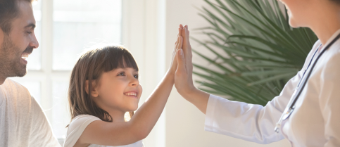 Imagem ilustrativa, uma criança tocando na palma da mão da mãe